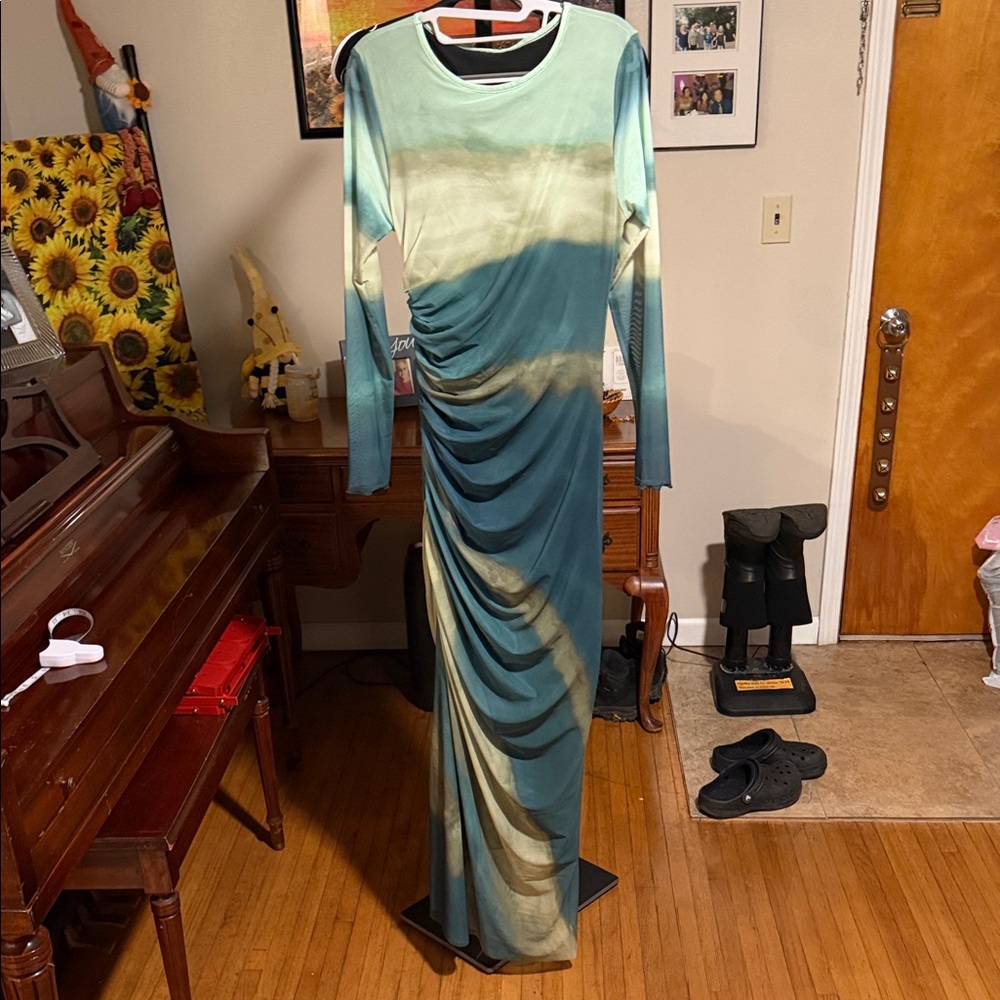 Show your curves!!  Form fitting Gradient Long Sleeve Maxi Dress
